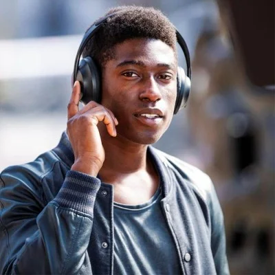 Bose 700 Noise-Canceling Bluetooth Headphones - Luxe black